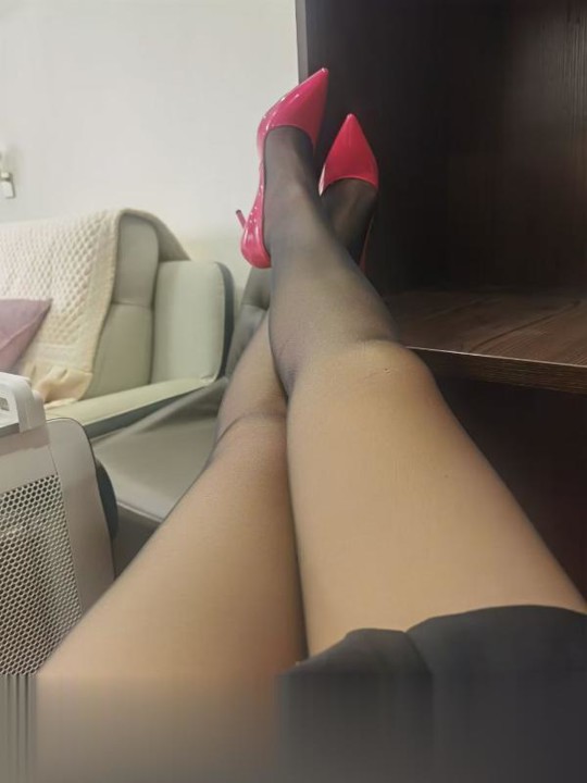 云南昆明楼凤美腿熟妇-2.jpg